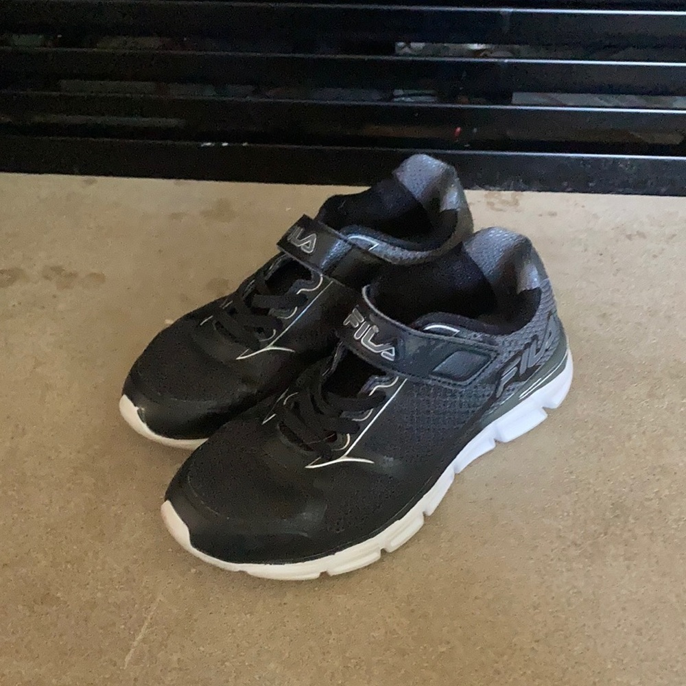 Tennis shoes